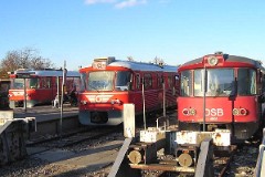 DSB ML 4905 trainset photographed at the railway station in Hillerød 8. November 2004.  To the left you see two similar trainsets from Gribskovbanen. The ML/FL trainset was built by Duewag and Scandia and was delivered to DSB in 1984 in a number of 7 motorcoaches (ML) and 5 middle section coaches (FL). The trainsets are similar to the Y-class - used by a lot of Danish private railway compagnies. 2 diesel engines a 132 kW. Max speed 80 km/h - 50 mph. Length ML 17 530 mm - FL 17. 450 mm. Weight ML 27 metric tonnes - FL 18 metric tonnes. ML has 47 seats, FL 64 seats all 2nd class. The trainsets were renovated in 1997-1998. The ML/FL is used for the line Hillerød - Helsingør, called "Lille Nord".